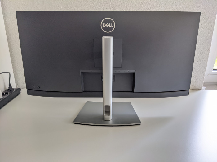 Im Standfuß lassen sich auch Kabel führen. (Bild: Mike Wobker)